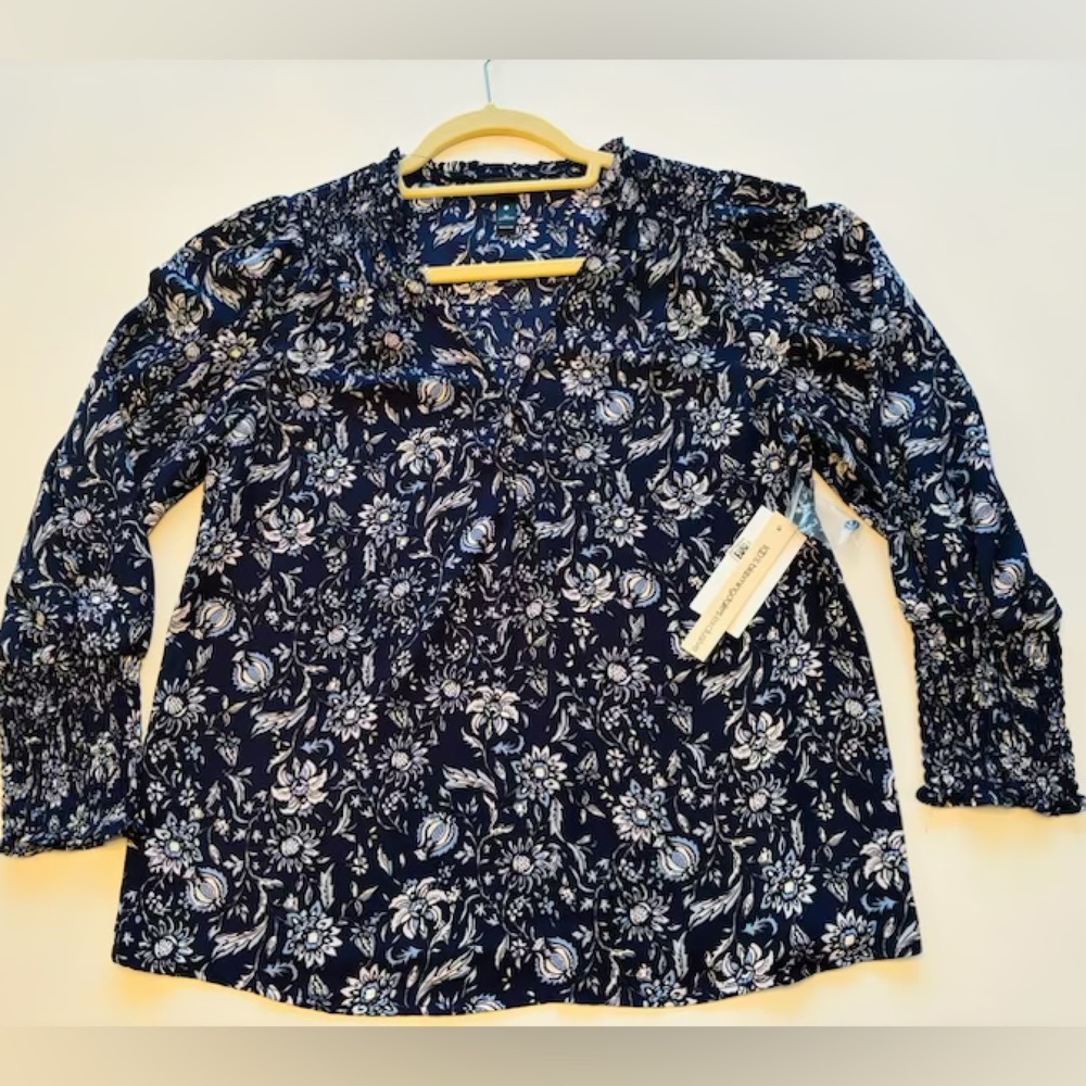 NWT Aqua Bloomingdale’s Floral Blouse. Size XS.